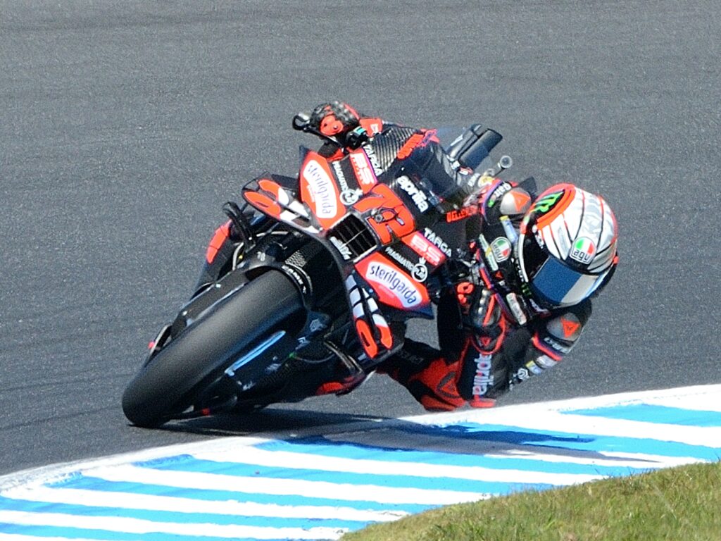 suzuki gsxr cornering.jpg